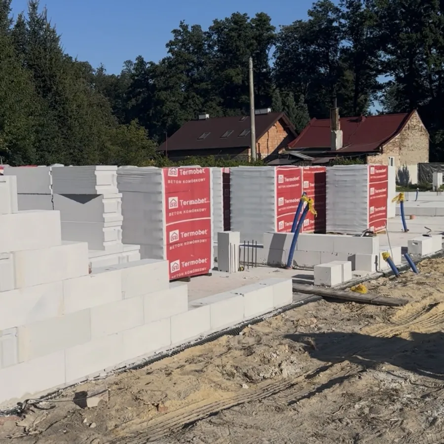 Ściany parteru, 10 sierpnia 2026